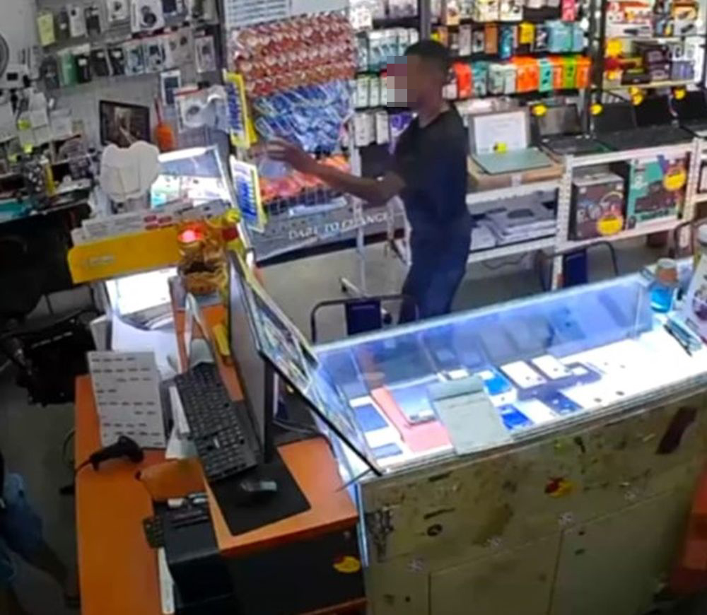 讨钱遭拒·恼羞成怒 男子刀砸手机店